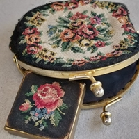 rund-petit-point-broderet-pung-messing-åbning-firkantet-pilleæske-rosenbroderede-top-vintage-sæt